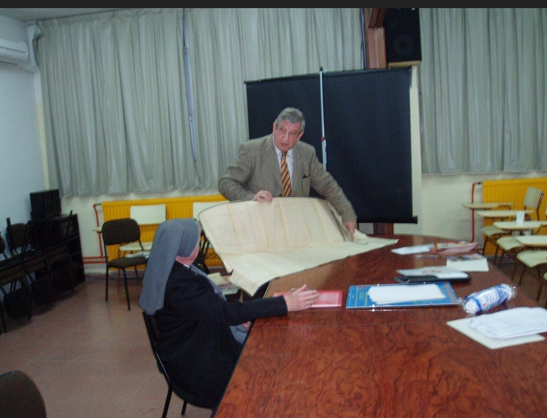 Madre Rosa y Joaquin Roldan con planos