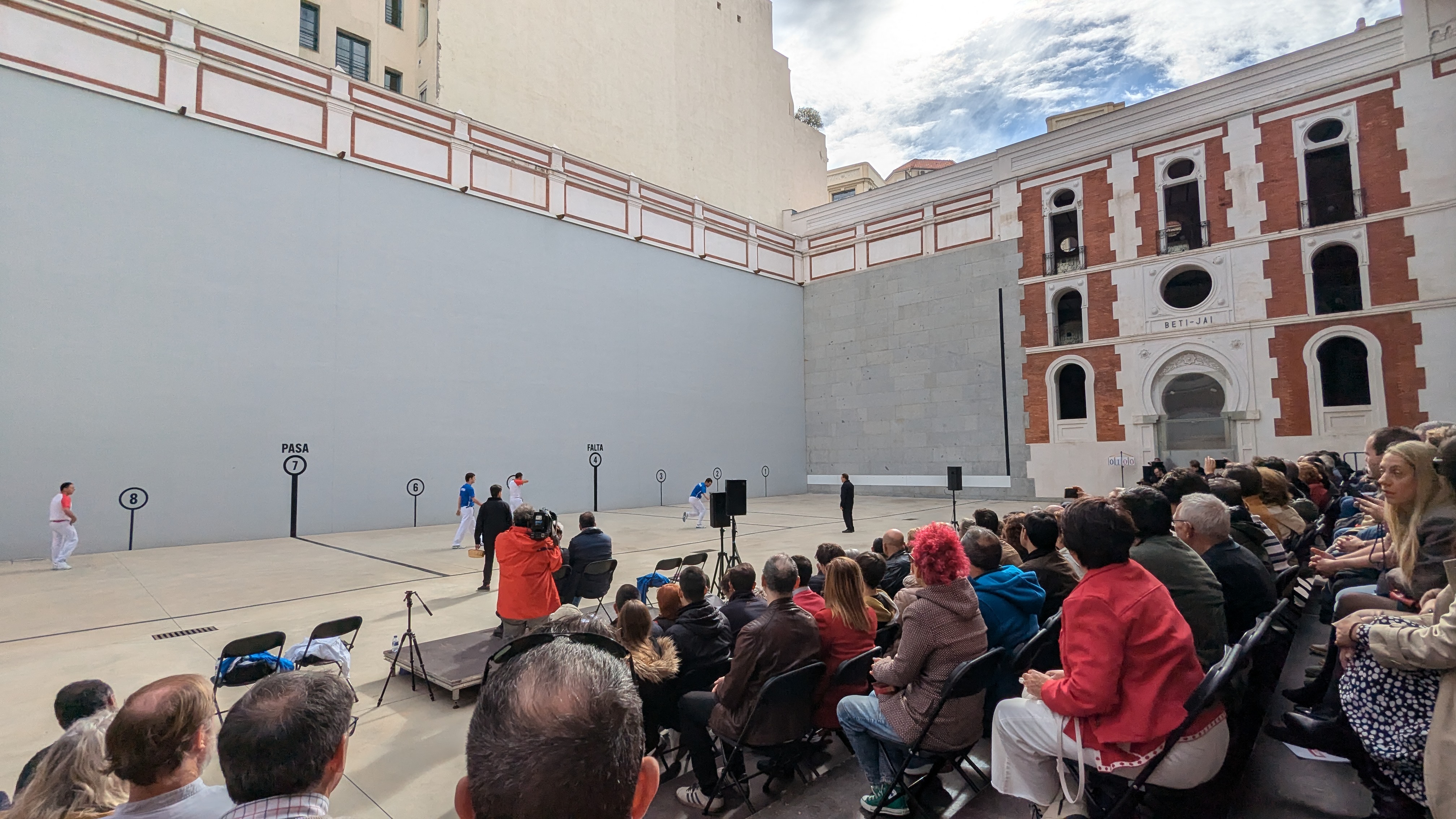 Pelota mano y frontenis. Las dos modalidades exhibidas en el Beti-Jai 