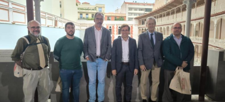 De izquierda a derecha: Alberto Tellería (vocal técnico de Madrid, Ciudadanía y Patrimonio), Alejandro Martín Ramos (Presidente de la Federación Madrileña de Pelota), Fernando Rodríguez Rodríguez (Comisario del centro de interpretación), José Luis Martínez-Almeida (Alcalde de Madrid), Juan Pablo Rodríguez Frade (Arquitecto responsable del proyecto museográfico) e Igor Gonzalez Martín (Portavoz de la Plataforma Salvemos el Frontón Beti-Jai de Madrid)