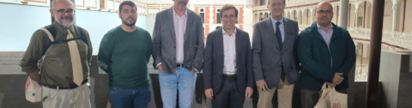 De izquierda a derecha: Alberto Tellería (vocal técnico de Madrid, Ciudadanía y Patrimonio), Alejandro Martín Ramos (Presidente de la Federación Madrileña de Pelota), Fernando Rodríguez Rodríguez (Comisario del centro de interpretación), José Luis Martínez-Almeida (Alcalde de Madrid), Juan Pablo Rodríguez Frade (Arquitecto responsable del proyecto museográfico) e Igor Gonzalez Martín (Portavoz de la Plataforma Salvemos el Frontón Beti-Jai de Madrid)