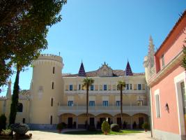 castillo_e_iglesia_a_la_derecha_16635046540.jpg