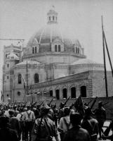 el_quinto_regimiento_desfilando_por_francos_rodriguez_con_la_iglesia_de_s_fco._de_sales_al_fondo.jpg